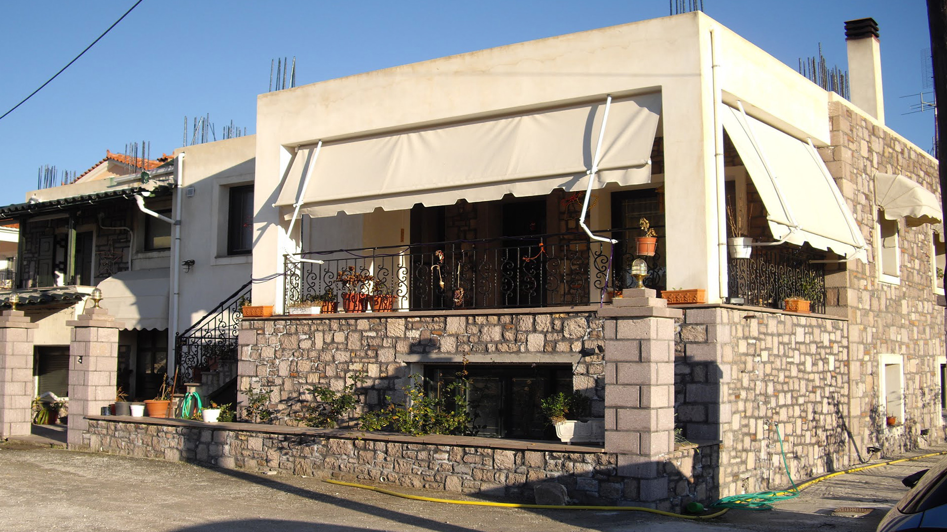 Τέντες Αντιρίδα Σε Πέτρινη Οικία